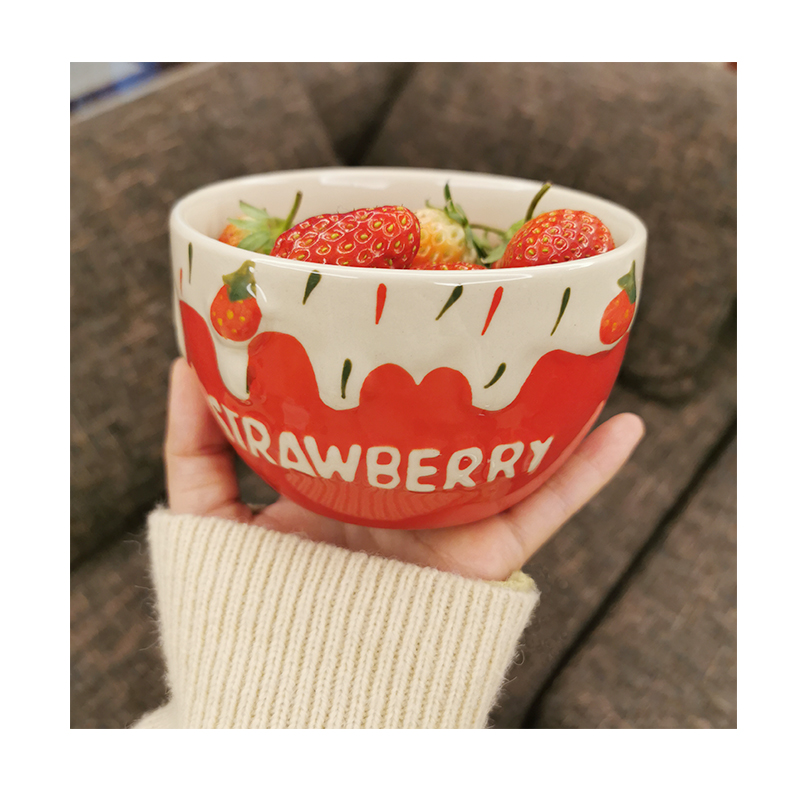 Cute strawberry salad ceramic ceramic breakfast bowl in fruit yogurt bowl students with individual heart ceramic breakfast bowl
