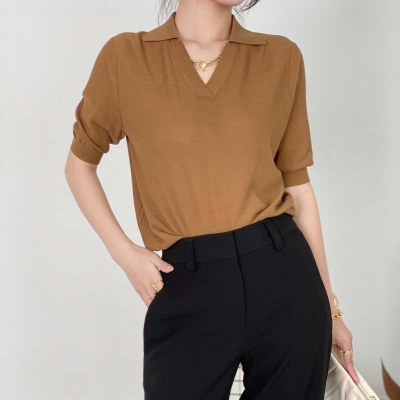 Short sleeve wool-knit cardiovert blouses worn by Marschia's Carmine fine-spun wool T-shirt