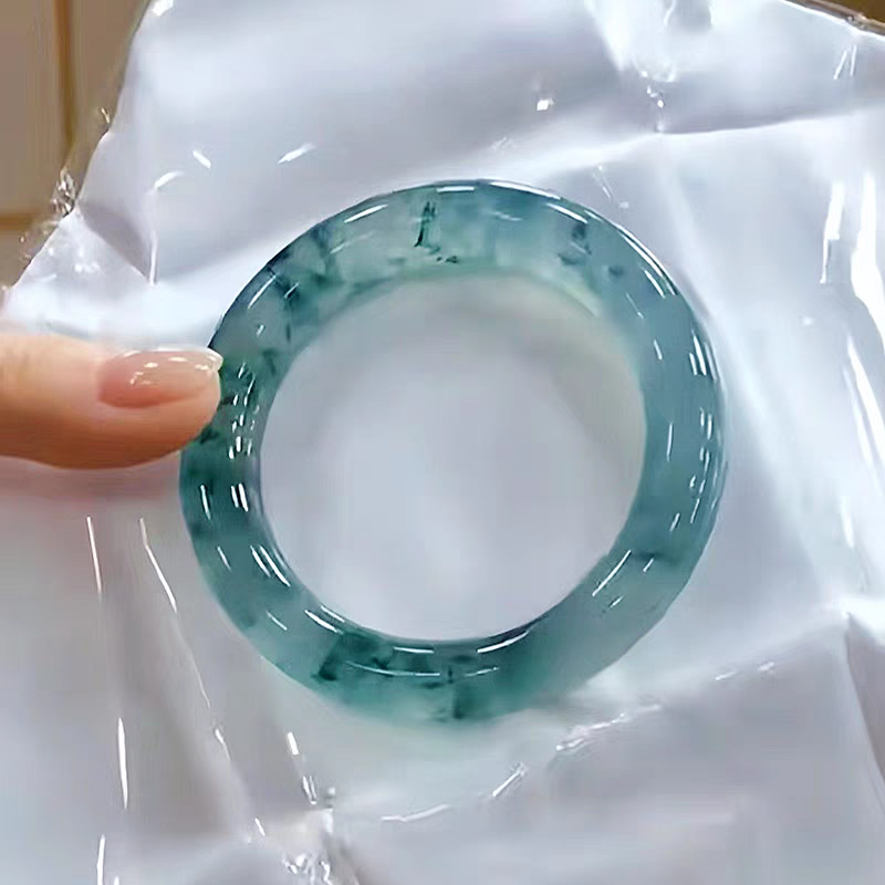 Icy jadeite bangle with floating flowers: unveiling the luxurious