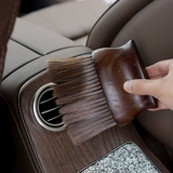 Чистая мягкая щетка с зазором в автомобиле последователя