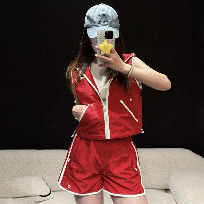 Nanyou High-End Women's Clothing: Chanel-Style Casual Color-Block Zipper Sports Hooded Sleeveless Vest Top + Shorts Set Nanyou High-End Women's Clothing: Chanel-Style Casual Color-Block Zipper Sports Hooded Sleeveless Vest Top + Shorts Set