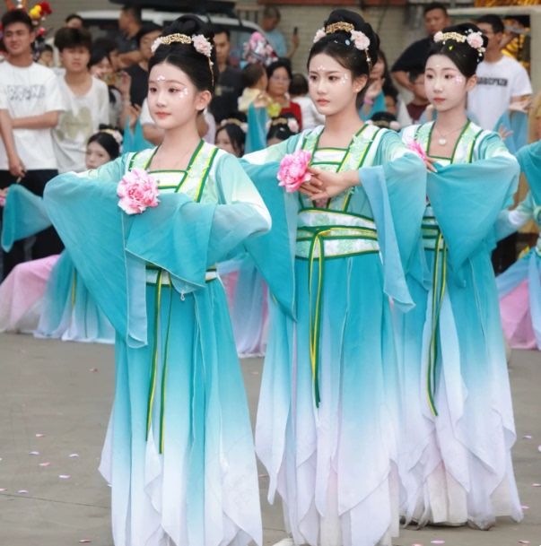 Chaozhou-Taishan Temple Festival Classical Dance Performance Costumes for Women, Elegant Chinese Style Fresh Ancient Costumes, Hanfu for Art Exams, Han and Tang Dynasty Dance Costumes Chaozhou-Taishan Temple Festival Classical Dance Performance Costumes for Women, Elegant Chinese Style Fresh Ancient Costumes, Hanfu for Art Exams, Han and Tang Dynasty Dance Costumes