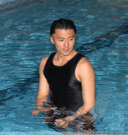 Cao cấp nam màu đen spa vest áo tắm nam ngắn tay áo tắm bên bờ biển chống nắng che sẹo hình xăm - Nam bơi đầm đồ bơi nam có áo