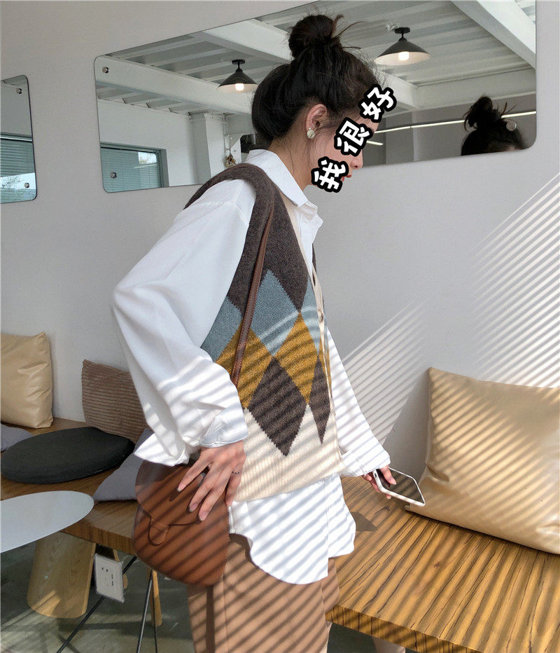 2022 new early spring Lingge sleeveless vest sweater small vest vest V-neck knitted vest cardigan outside wear tide