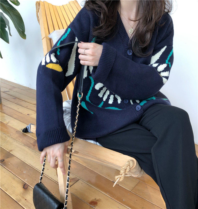 2022 Early spring new vintage Coloured small daisy sweater jersey woman external wearing loose V collar blue knit jacket
