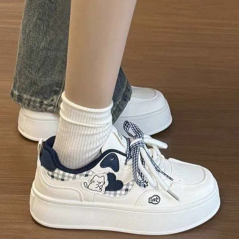 2026 Autumn New White Thick-Soled Sneakers for Girls with Cartoon Cat Pattern Casual Shoes Student Sports Shoes Trendy
