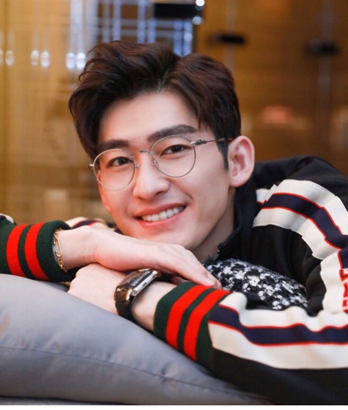 Dây đeo ấm áp Zhang Han với kính gọng kính râm phẳng dành cho nam và nữ bị cận thị có một số phiên bản tiếng Hàn của thủy triều