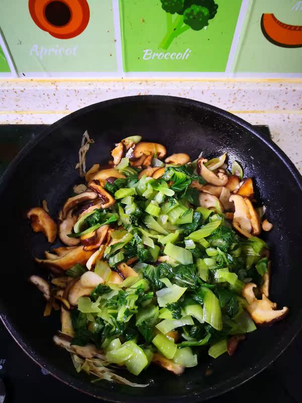 红烧肉炒香菇片的做法