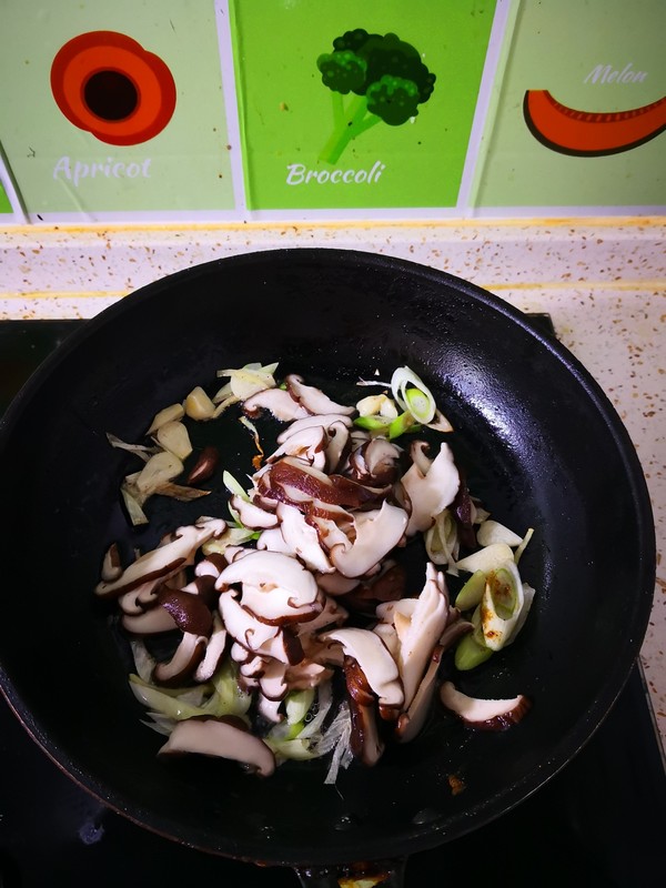 红烧肉炒香菇片