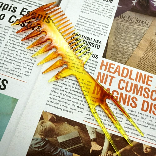 Мужская ретро -нефтяная головка отстранена в заголовке самолета, широкая зубная расческа, расчесала профессионального моделирования расчесыва