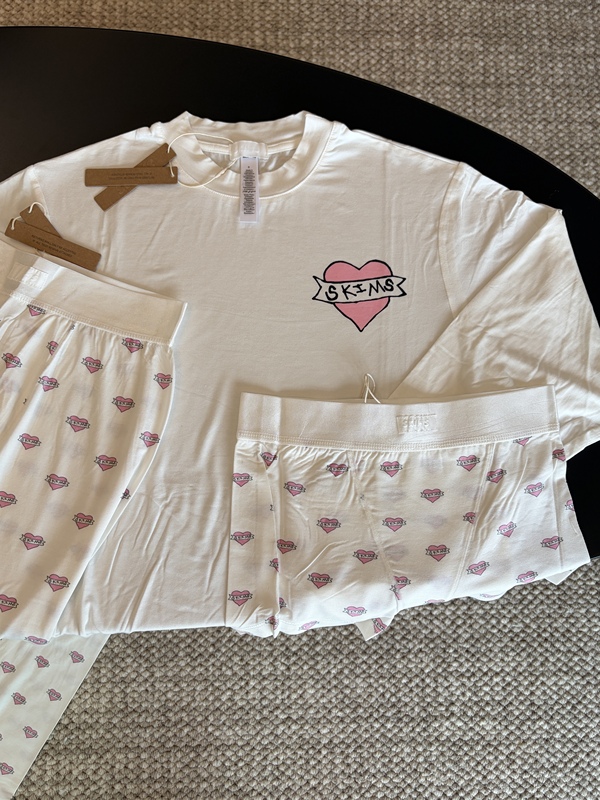 Skims Kardashian Boyfriend Pink Heart Loose Long-Sleeved T-Shirt All-Over Print Shorts and Pants Set Skims Kardashian Boyfriend Pink Heart Loose Long-Sleeved T-Shirt All-Over Print Shorts and Pants Set