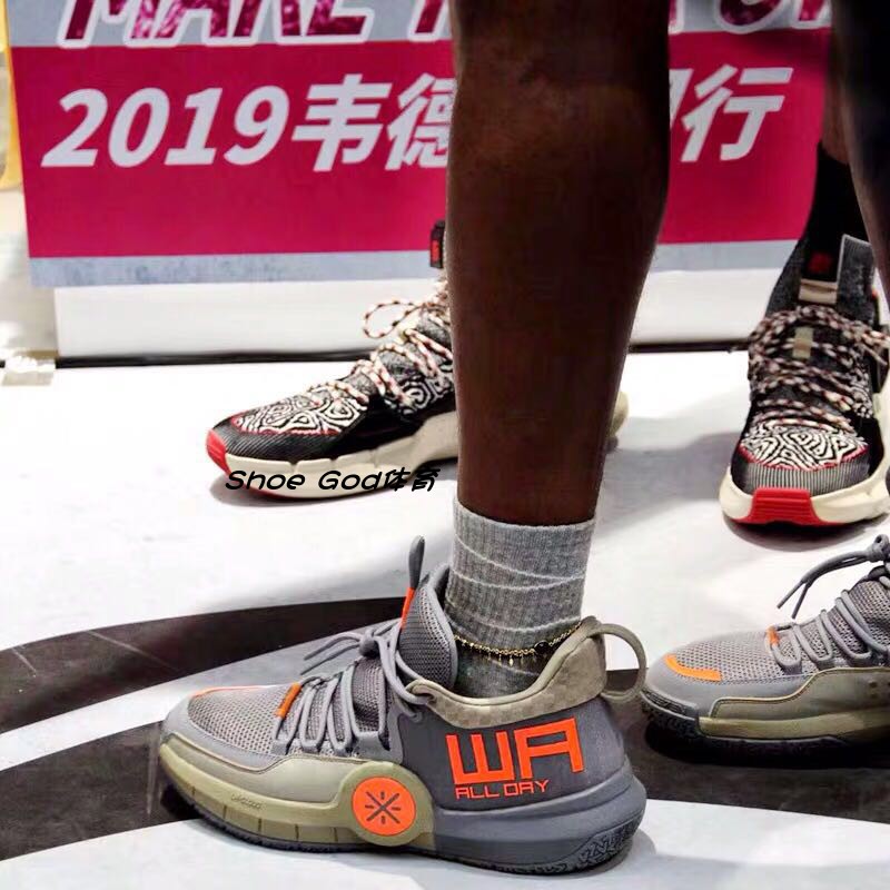 Giày bóng rổ Li Ning 2019 Wade cách cả ngày 4 thế hệ hấp thụ sốc mang thấp để giúp giày bóng rổ thực tế ABPP025-1 - Giày bóng rổ sneaker nam