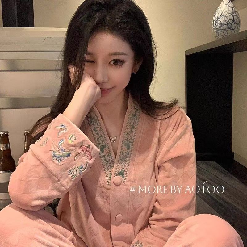 Island Velvet Pajamas for Women 2026 New Autumn and Winter National Style Embroidered Thin Velvet Coral Velvet Can Be Worn Outside Home Clothes Set Island Velvet Pajamas for Women 2026 New Autumn and Winter National Style Embroidered Thin Velvet Coral Velvet Can Be Worn Outside Home Clothes Set