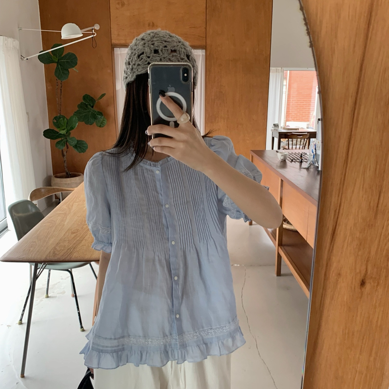 Authentic Milu Product! Blouse with Lace Trim on the Neckline and Cuffs, Pleated Texture on the Chest, and Ruffled Hem Authentic Milu Product! Blouse with Lace Trim on the Neckline and Cuffs, Pleated Texture on the Chest, and Ruffled Hem