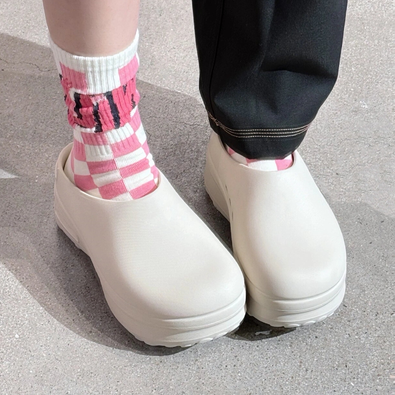 【Escape from Fattening】Hello Kitty Pink and Off-White Closed-Toe Height-Increasing Thick-Soled Mule Chef Shoes Clogs