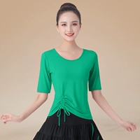 Зеленая футболка, круглый воротник, на шнурках