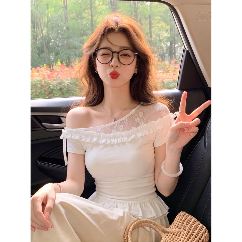 Designed to Look Younger, White Lace Off-Shoulder and Regular Shoulder Short-Sleeve T-Shirt for Women, Unique and Beautiful, Slim-Fitting Top for Summer