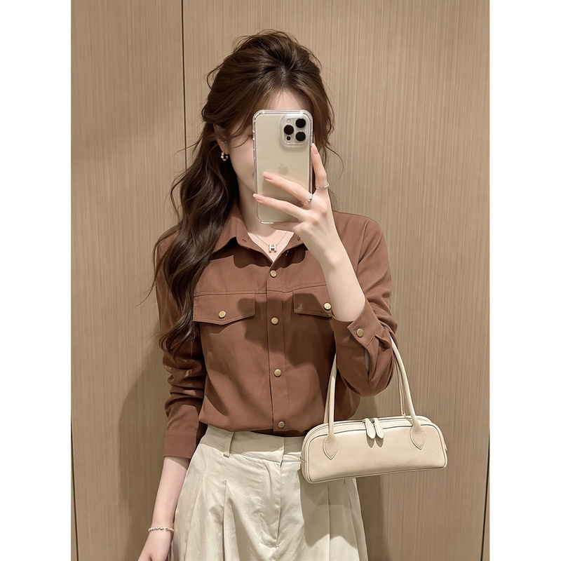 Caramel-Colored Pointed Collar Pocket Long-Sleeve Shirt for Women, New Autumn Style, Simple and Elegant, Versatile Casual Blouse Caramel-Colored Pointed Collar Pocket Long-Sleeve Shirt for Women, New Autumn Style, Simple and Elegant, Versatile Casual Blouse