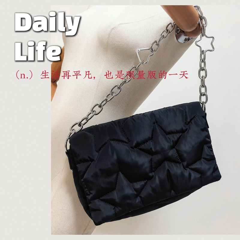Foreign Order, Nylon Quilted Bag with Internal Padding, Detachable Metal Chain Shoulder Bag, Envelope Bag, Sweet and Cool, Versatile Foreign Order, Nylon Quilted Bag with Internal Padding, Detachable Metal Chain Shoulder Bag, Envelope Bag, Sweet and Cool, Versatile