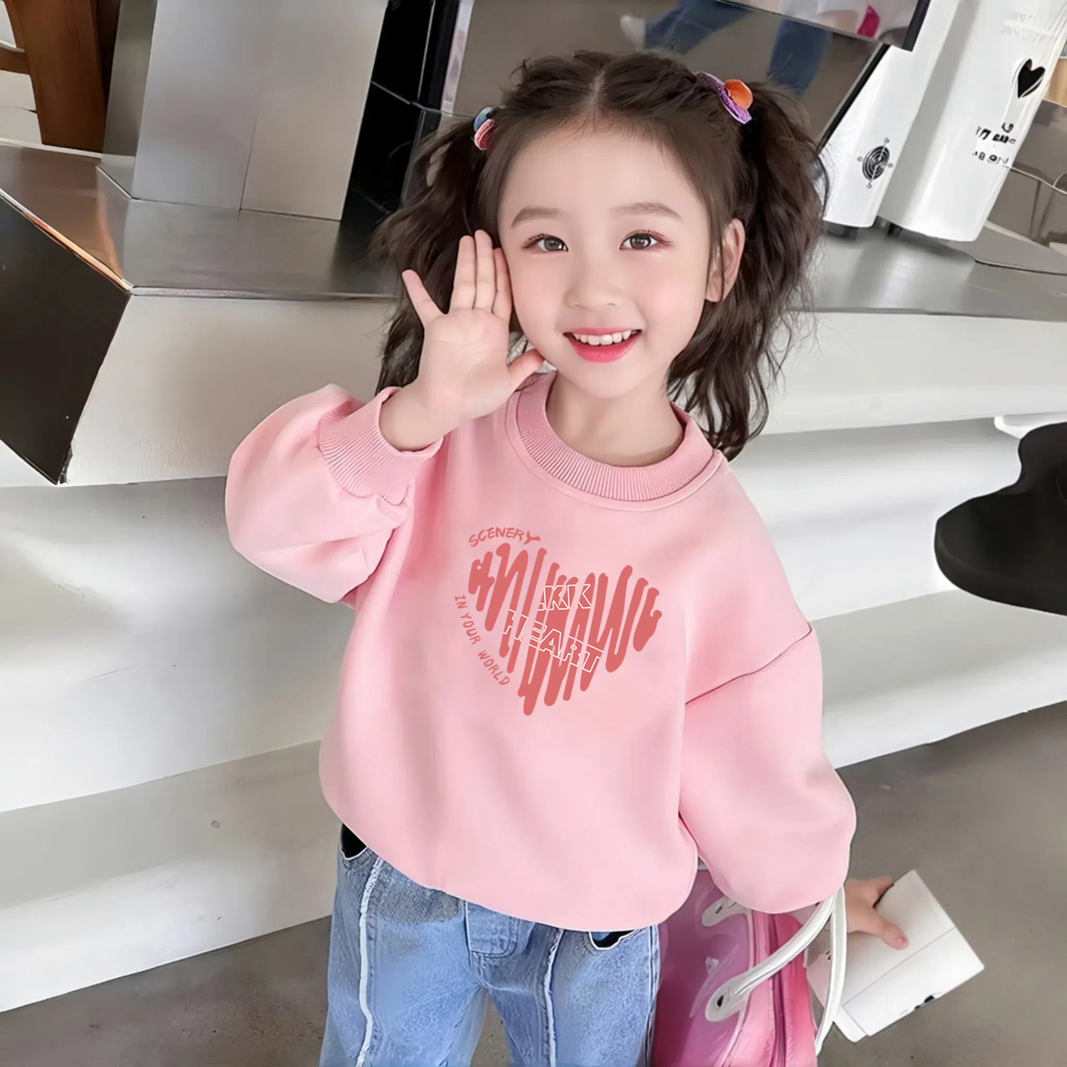 女の子用スウェットシャツ、春秋向けの薄手スタイル、2025年新作、ラウンドネック、ベビーハートプリント、ファッショナブルで着回しの効くトップス。