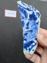 There are hundreds of ancient porcelain pieces with blue and white phoenixes and peonies from the Kangxi period of the Qing Dynasty. Just play with the old porcelain pieces