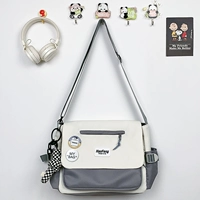 Серый поставляется с двумя значками + изюминкой.