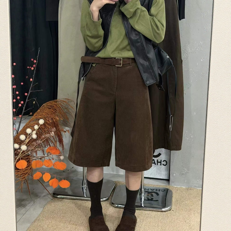 European Retro Brown Corduroy Wide-Leg Shorts for Women, New Autumn Style, Loose Straight Mid-Length Casual Capri Pants European Retro Brown Corduroy Wide-Leg Shorts for Women, New Autumn Style, Loose Straight Mid-Length Casual Capri Pants