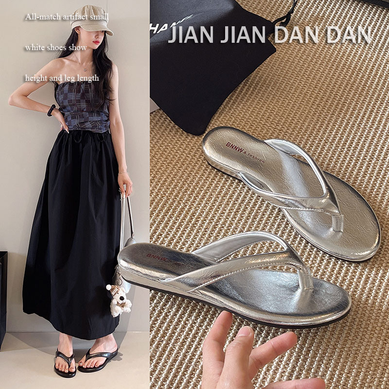Popular Flat Flip-Flops for Women, Suitable for Outdoor Wear in Summer 2026, New Style to Pair with Skirts, Sandals for the Beach, Flip-Flops Popular Flat Flip-Flops for Women, Suitable for Outdoor Wear in Summer 2026, New Style to Pair with Skirts, Sandals for the Beach, Flip-Flops