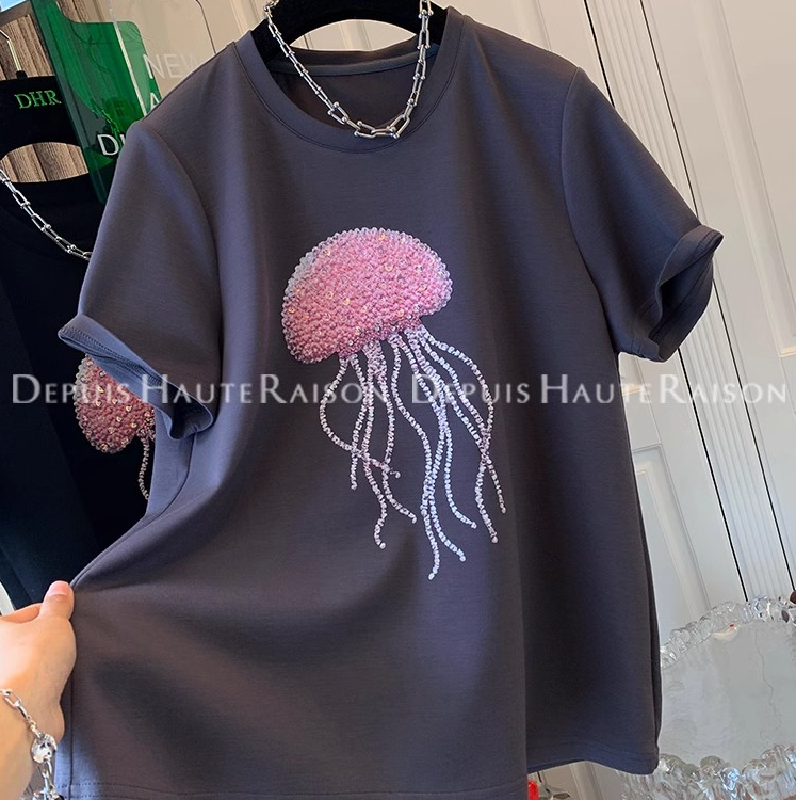 Plus-Size 100kg Design-Focused T-Shirt with Heavy Rhinestone and Sequin Embellishments, Short-Sleeved, Loose-Fitting, Slimming Top for Women in Summer Plus-Size 100kg Design-Focused T-Shirt with Heavy Rhinestone and Sequin Embellishments, Short-Sleeved, Loose-Fitting, Slimming Top for Women in Summer