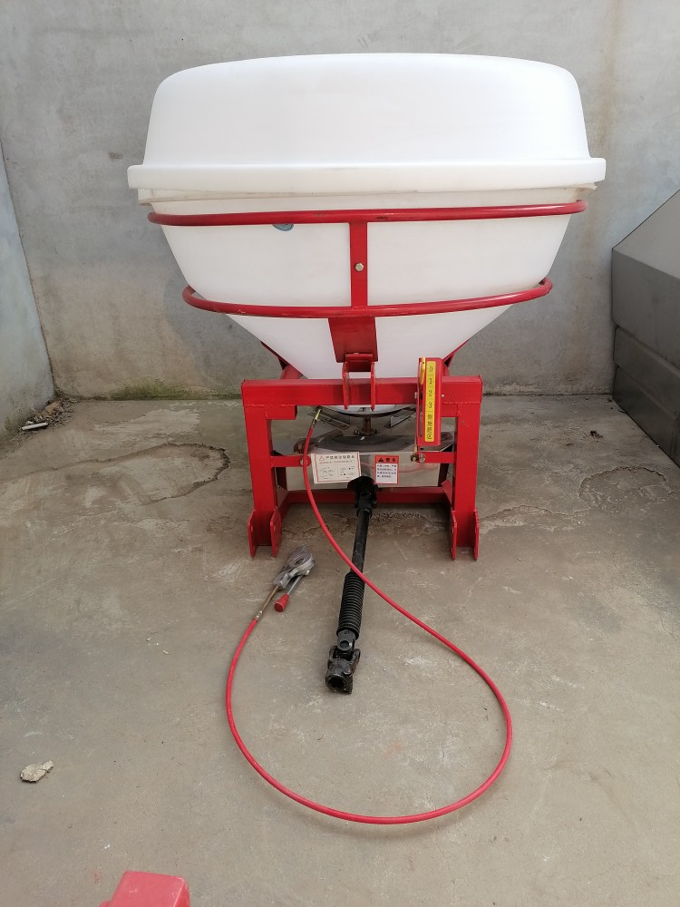Multi - cylinder tractor drive axis sprinkler agricultural fertilizer fat - casting machine large barrel fertilizer fatty machine