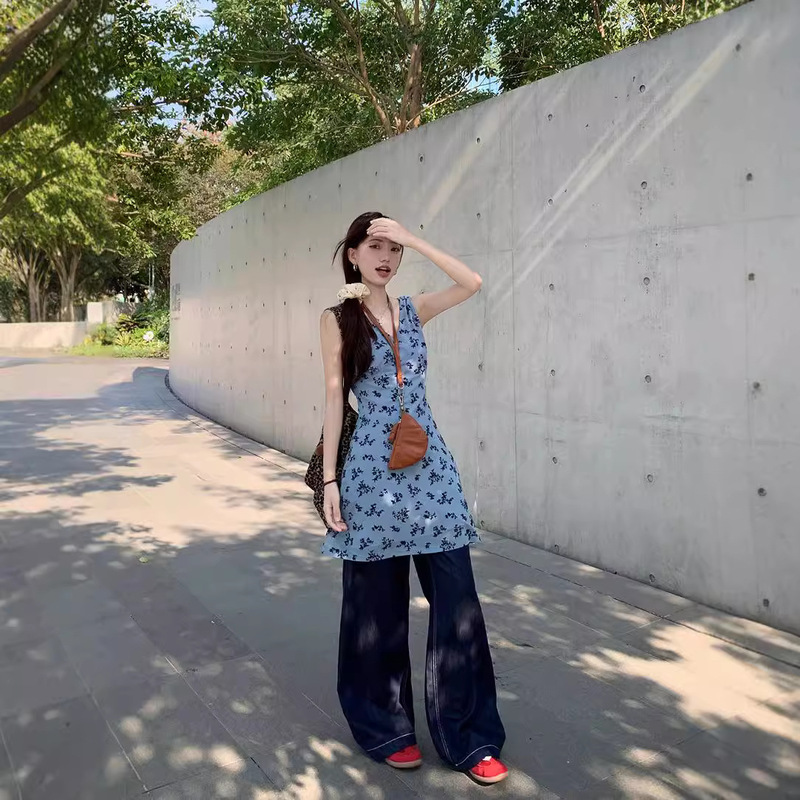 Real Shot of a Stylish Layered French-Style Mid-Length V-Neck Sleeveless Tank Dress with a Fitted Waist, Suitable for Tea Parties 68206