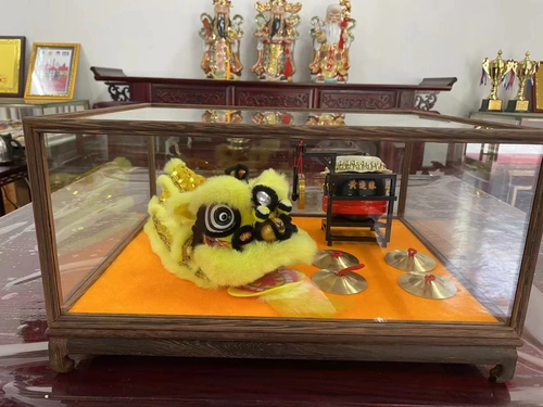 Wake -Оп -орнамент лев