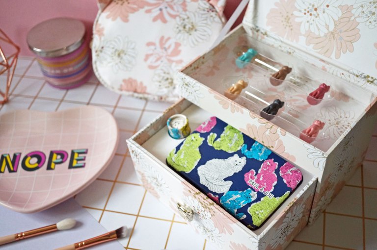 Tại chỗ! Paul & Joe 15th Anniversary Cat Makeup Set Eye Shadow + Case + Pack + Replica Lipstick son dưỡng vaseline thỏi