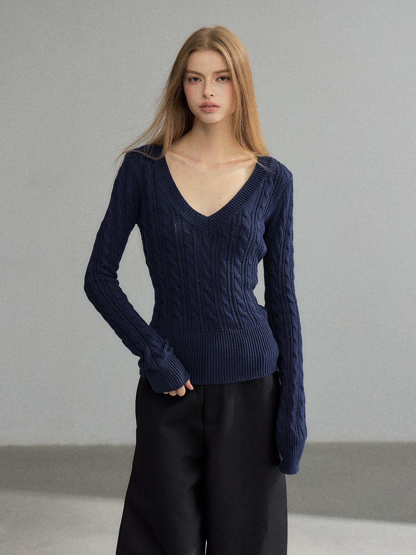 WITHMIN Slim Fit V-Neck Knit Sweater
