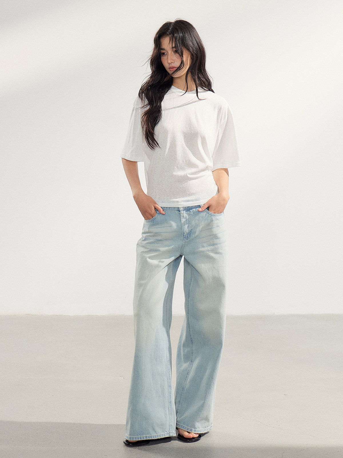 WITHMIN Low-Rise Wide-Leg Jeans