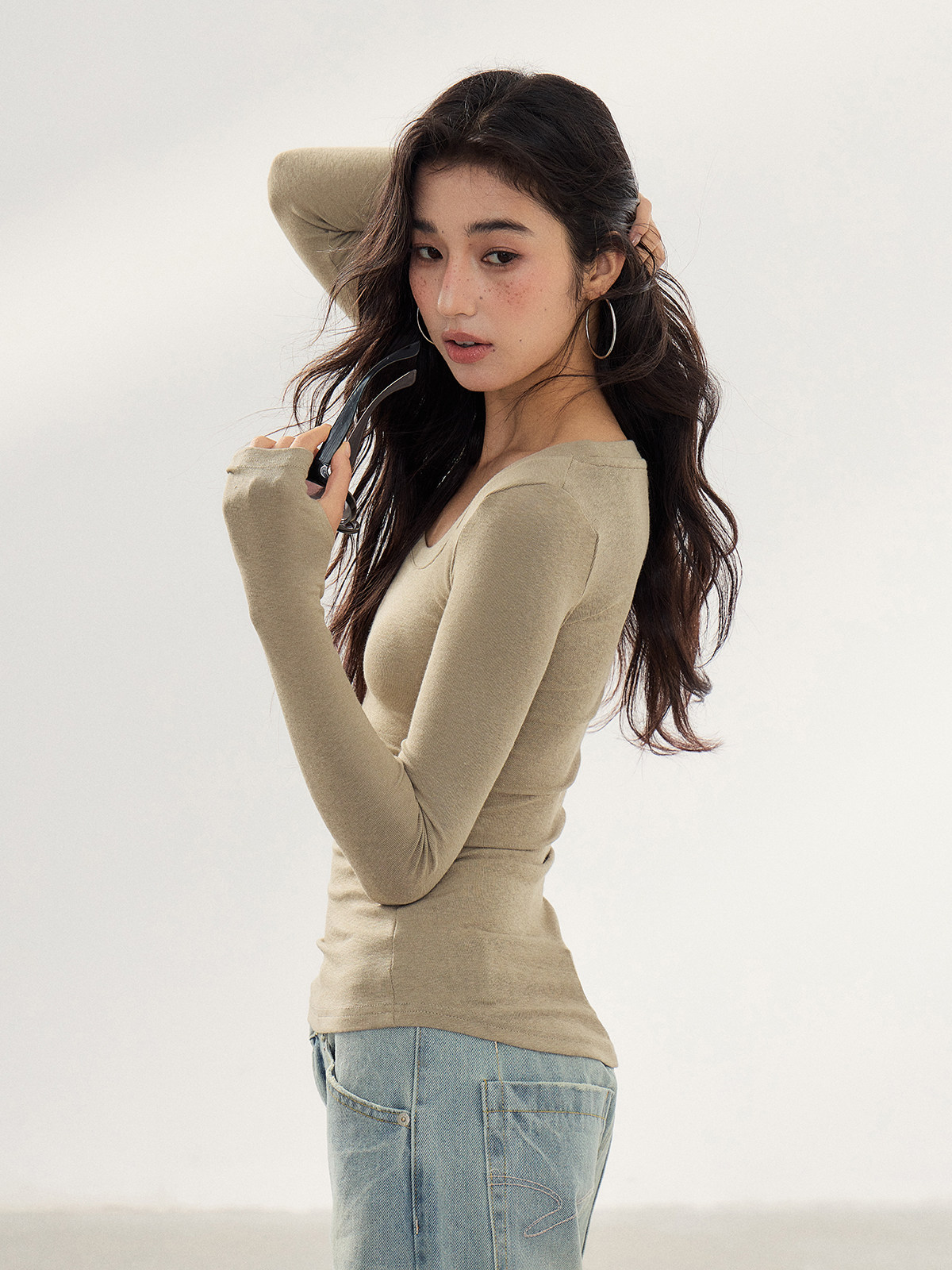 WITHMIN U-Neck Slim-Fit Tee