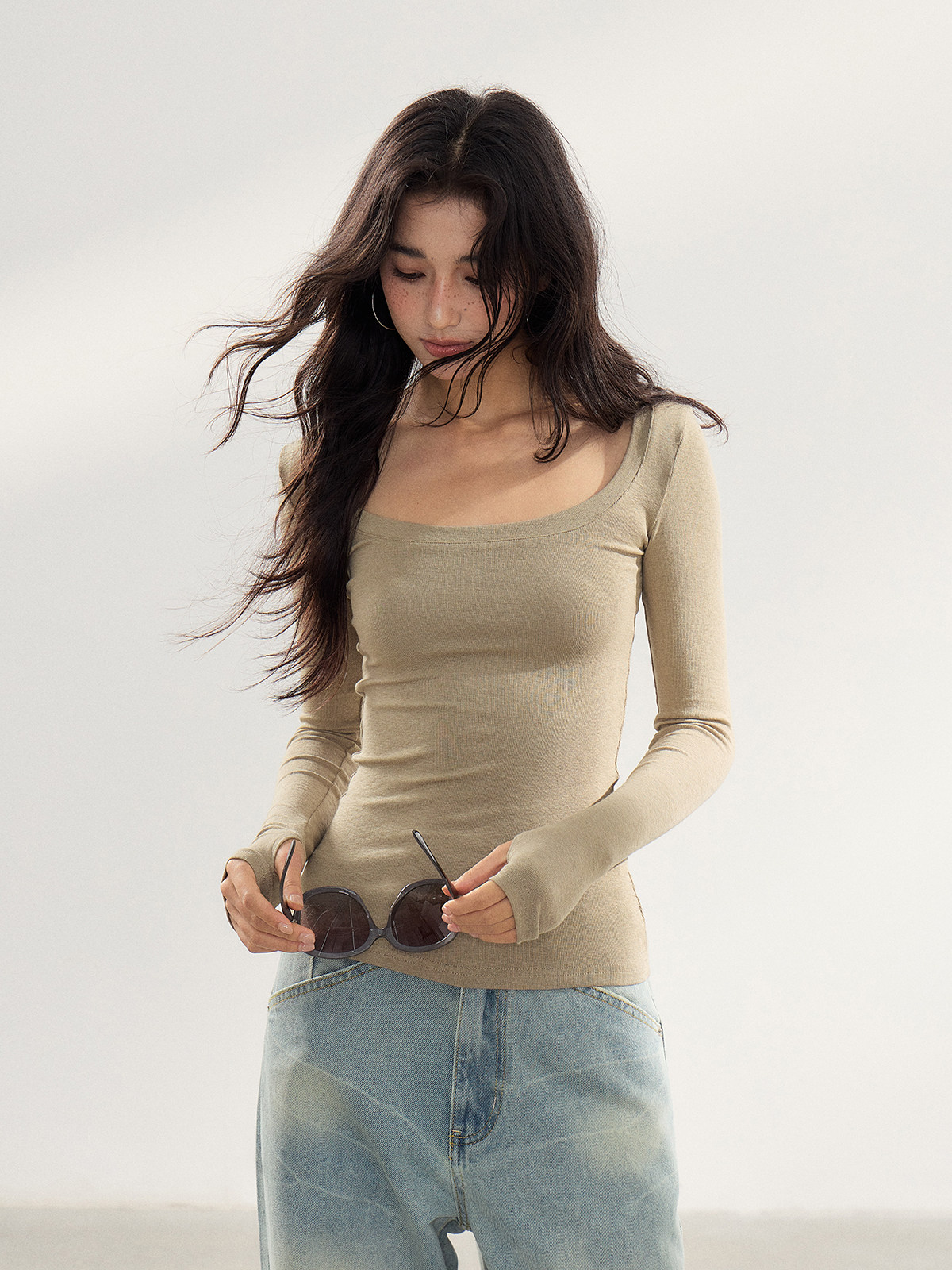 WITHMIN U-Neck Slim-Fit Tee