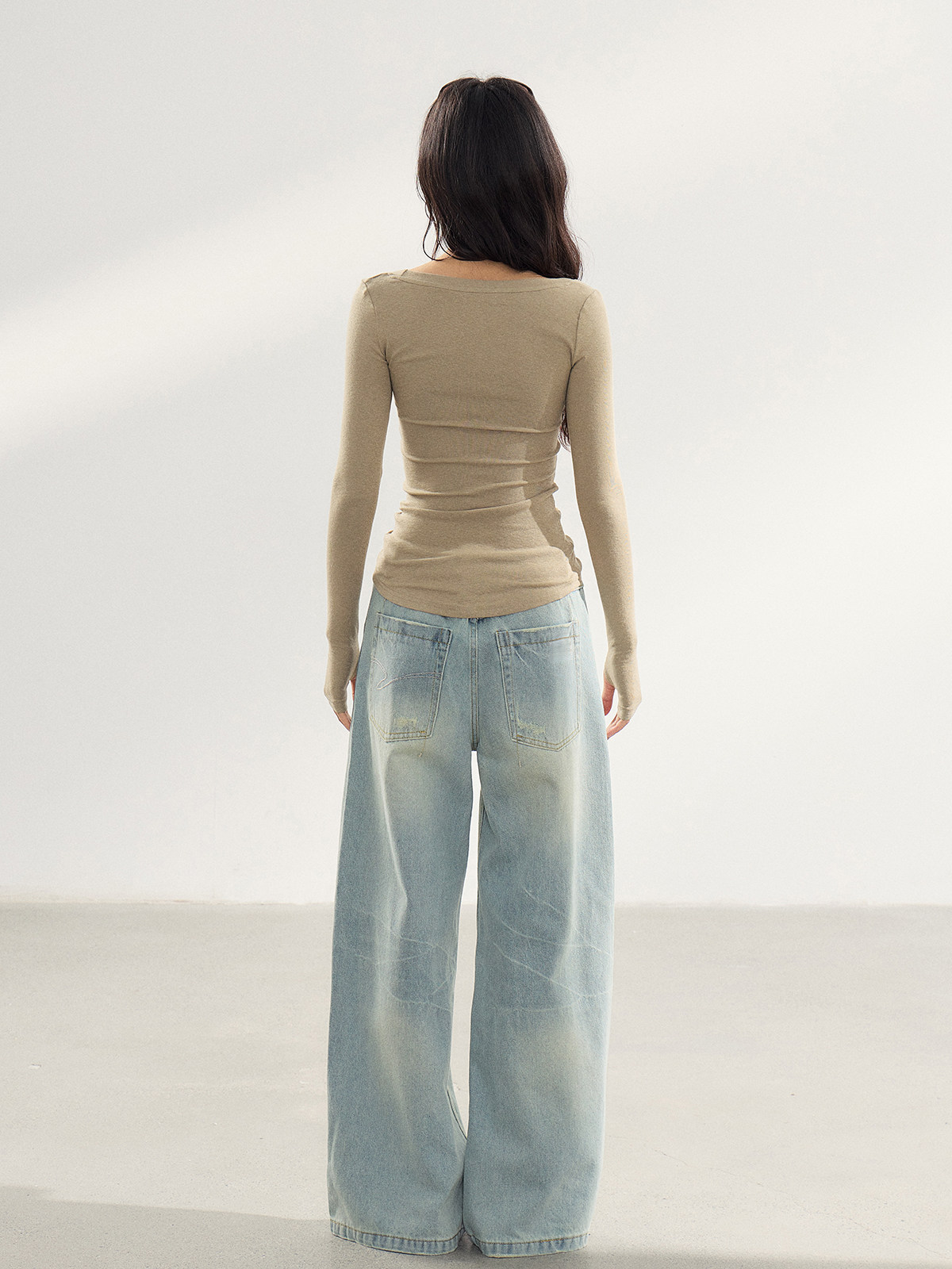 WITHMIN U-Neck Slim-Fit Tee