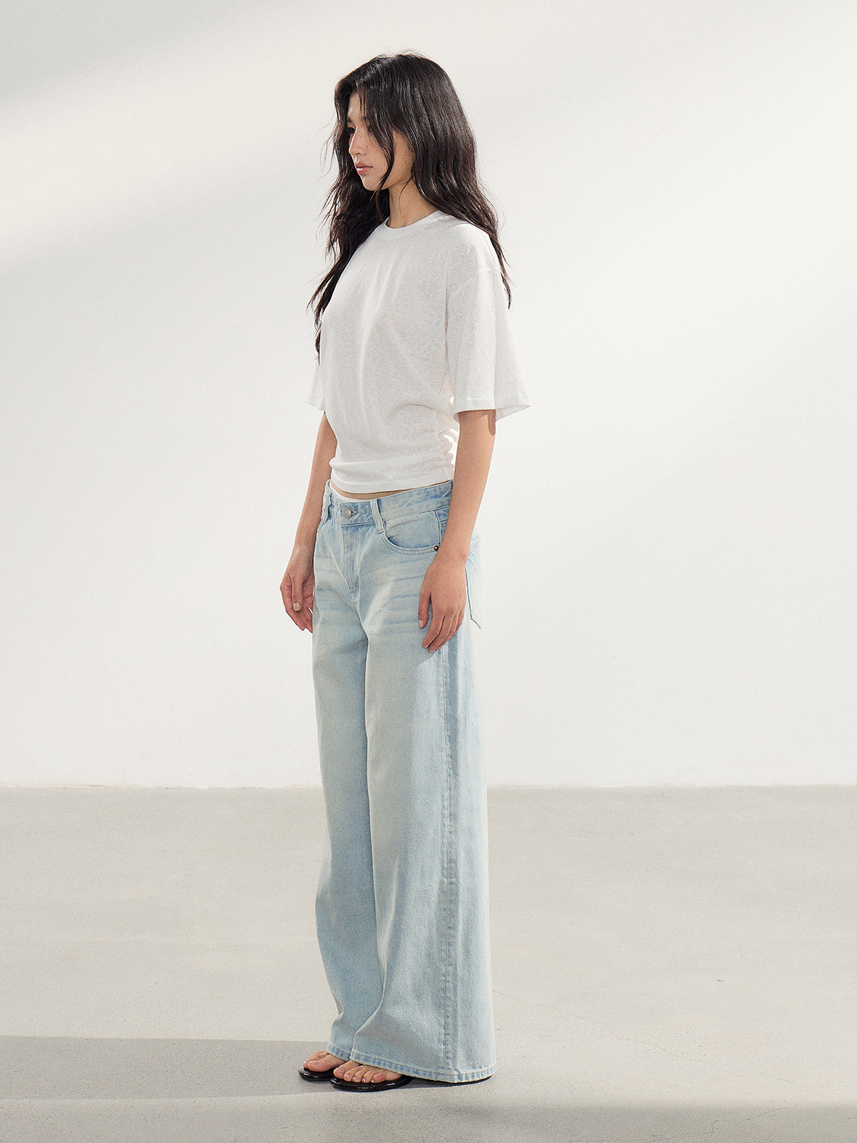 WITHMIN Low-Rise Wide-Leg Jeans