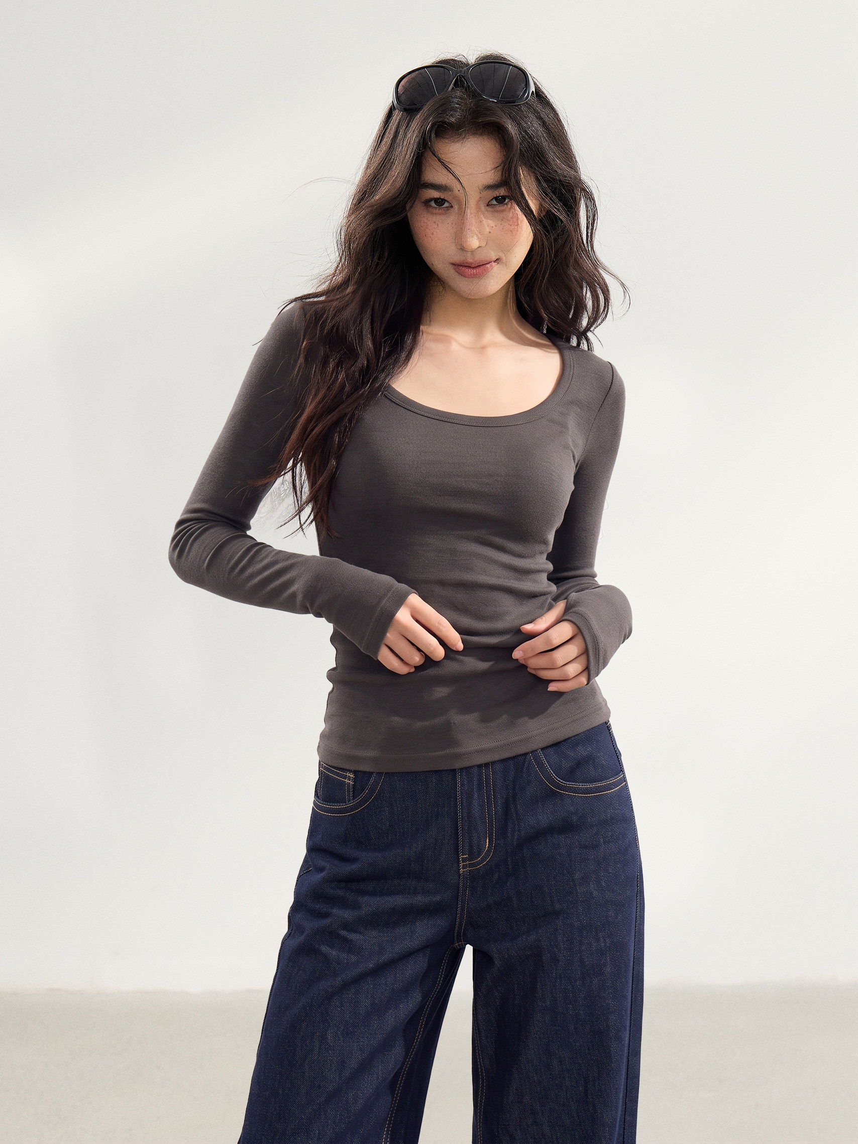 WITHMIN U-Neck Slim-Fit Tee