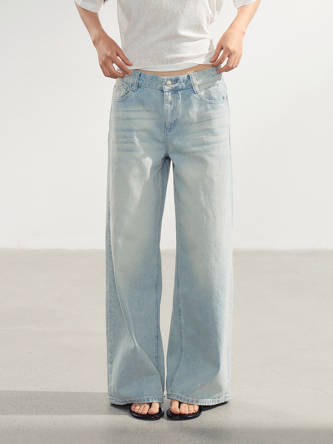 WITHMIN Low-Rise Wide-Leg Jeans