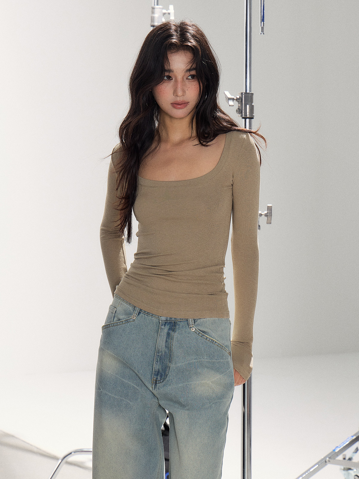WITHMIN U-Neck Slim-Fit Tee