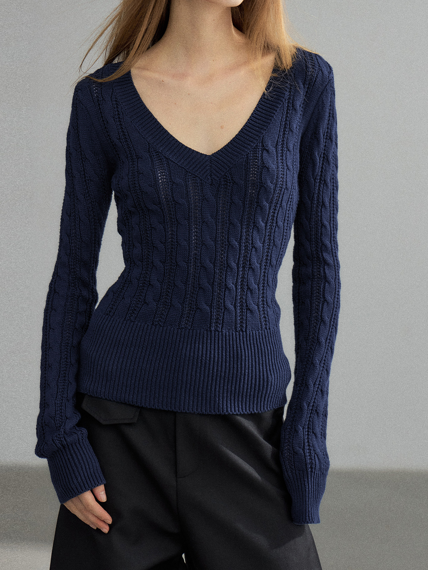 WITHMIN Slim Fit V-Neck Knit Sweater