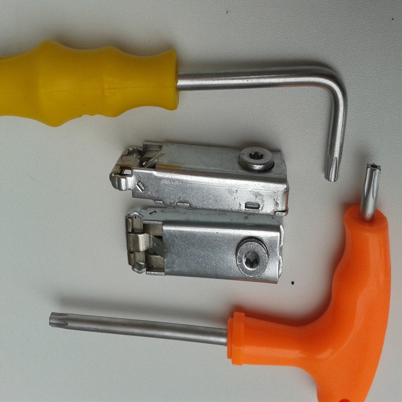 Iron three-card lock exhibition equipment accessories exhibition supplies 8 octagonal prism zinc alloy three-card lock wrench