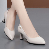 Fine heel work shoes womens middle heel non-slip soft sole comfortable 2021 spring new middle-aged leather shoes to work single shoes mother shoes