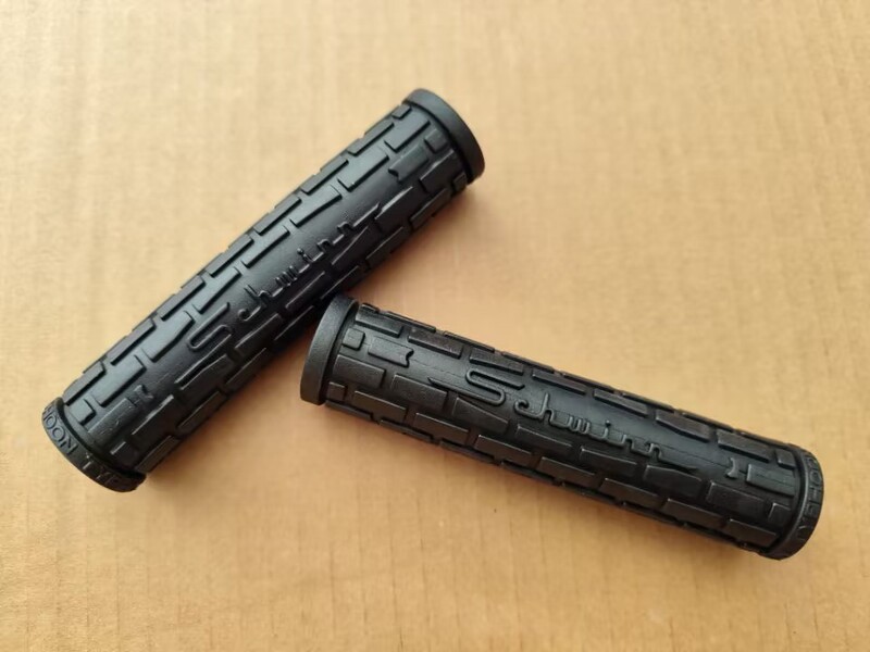 Taiwan-Made American Schwinn Original Bicycle Grips, Mountain Bike Folding Bike Rubber Retro Grips