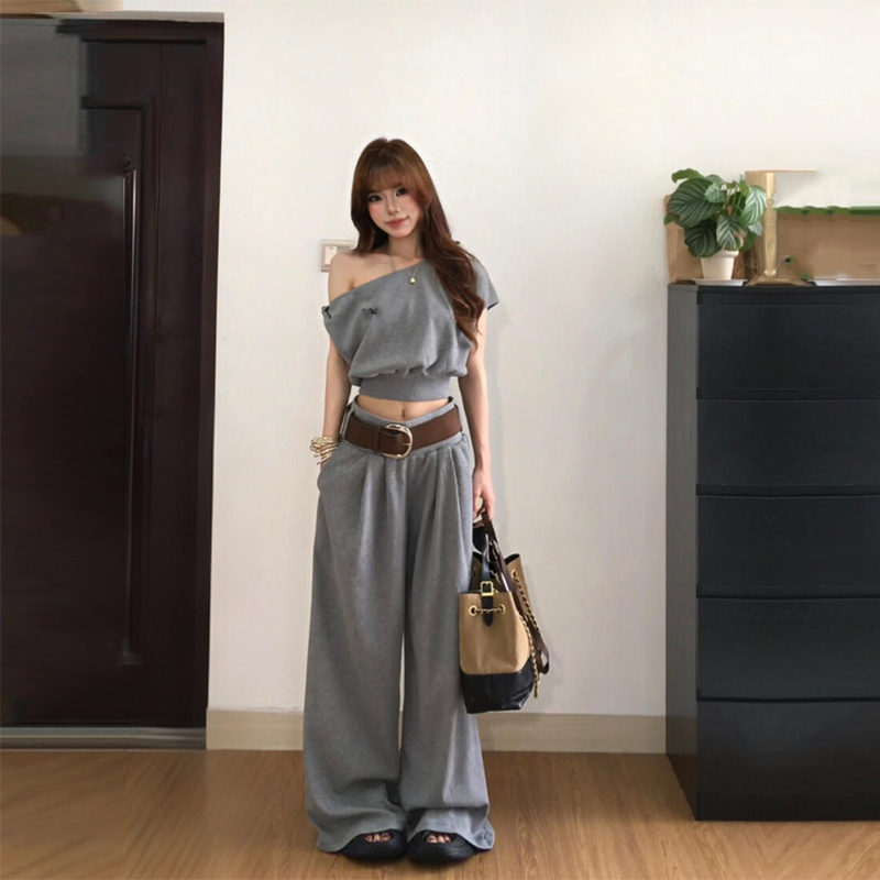 Summer Gray Korean-Style Lazy One-Shoulder Sweatshirt Set for Women, a Very Stylish Summer Outfit for Petite Women, Two-Piece Set with Wide-Leg Pants