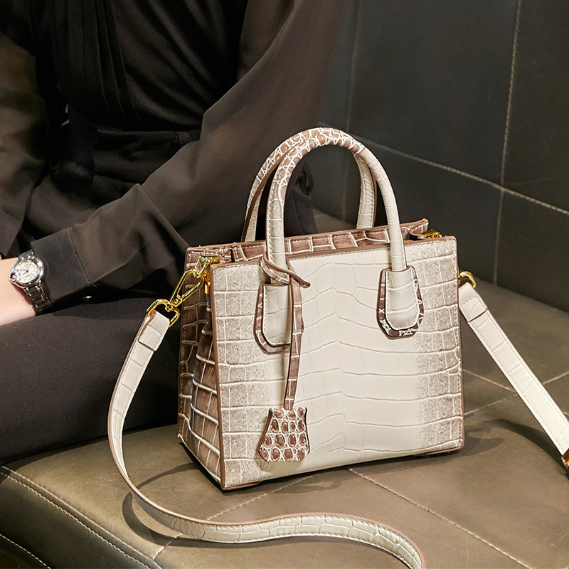 2021 new trendy high-end messenger bag small handbag retro versatile high-quality temperament goddess recommended