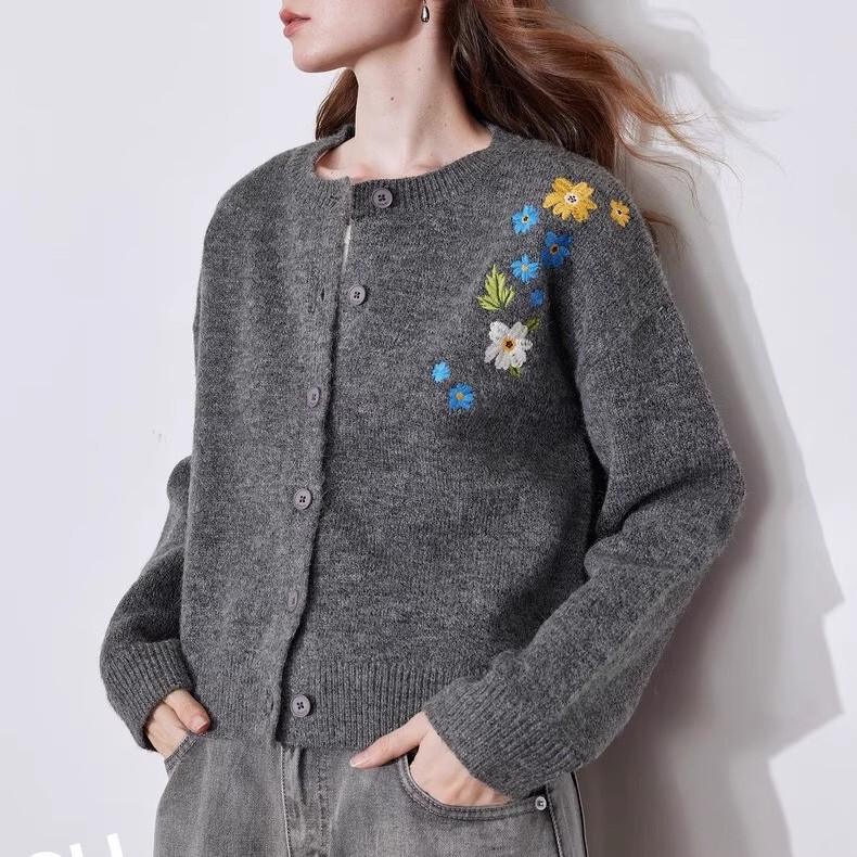 Autumn and Winter Floral Gray Sweater Cardigan for Women 2025 New Autumn Floral Embroidered Warm Knitwear Small Jacket Top