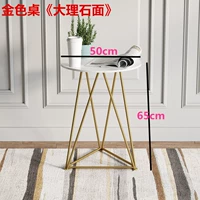 Может быть оснащен треугольным журнальным столиком